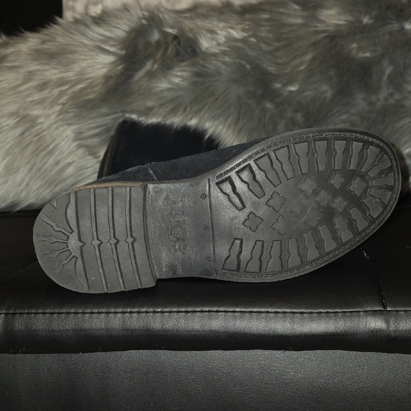 UGG Women's Black Winter Boots - Picture 6 of 16